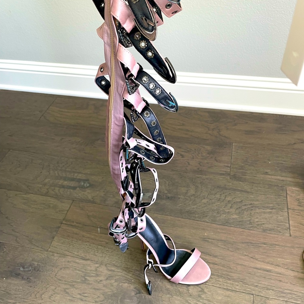 Over the knee runway Sandles